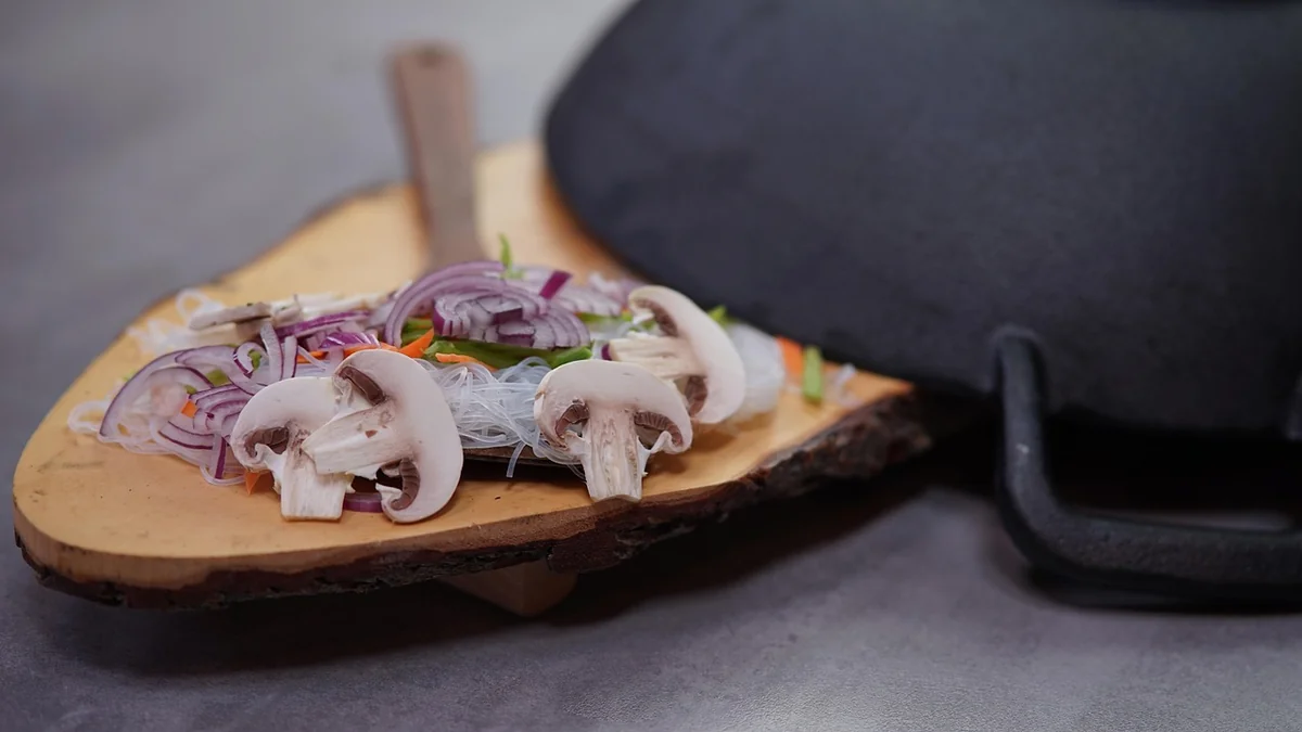 La cuisson au wok : le vrai secret du pad thaï